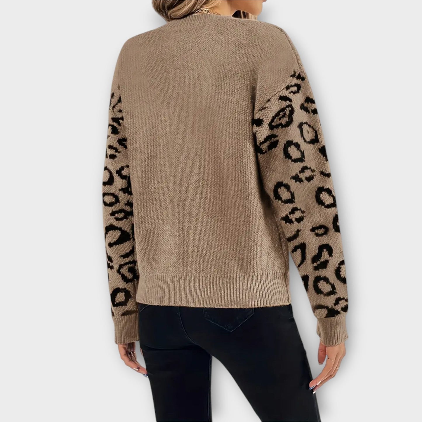 Sabrin – Casual Sweater with Leopard Print