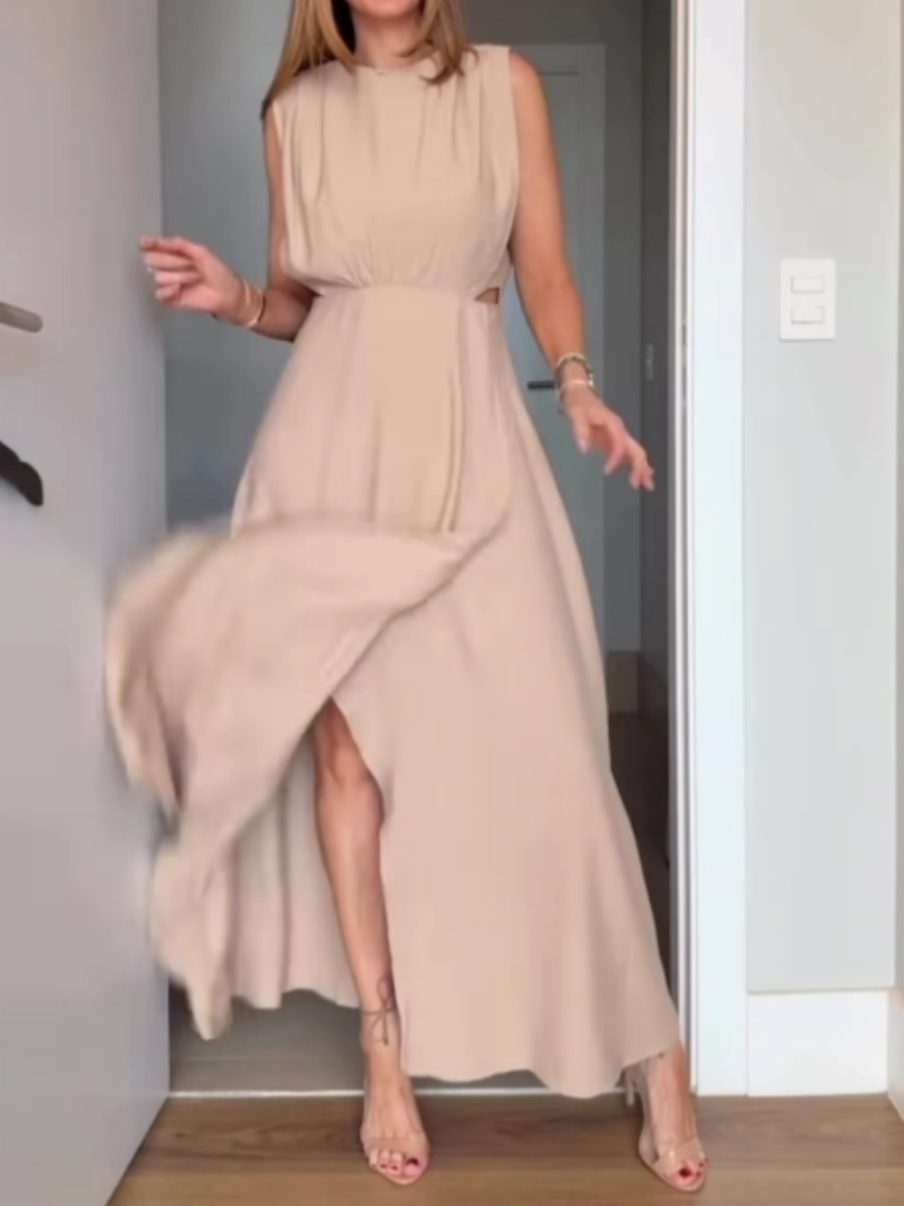 Beige sleeveless dress with hollow waist