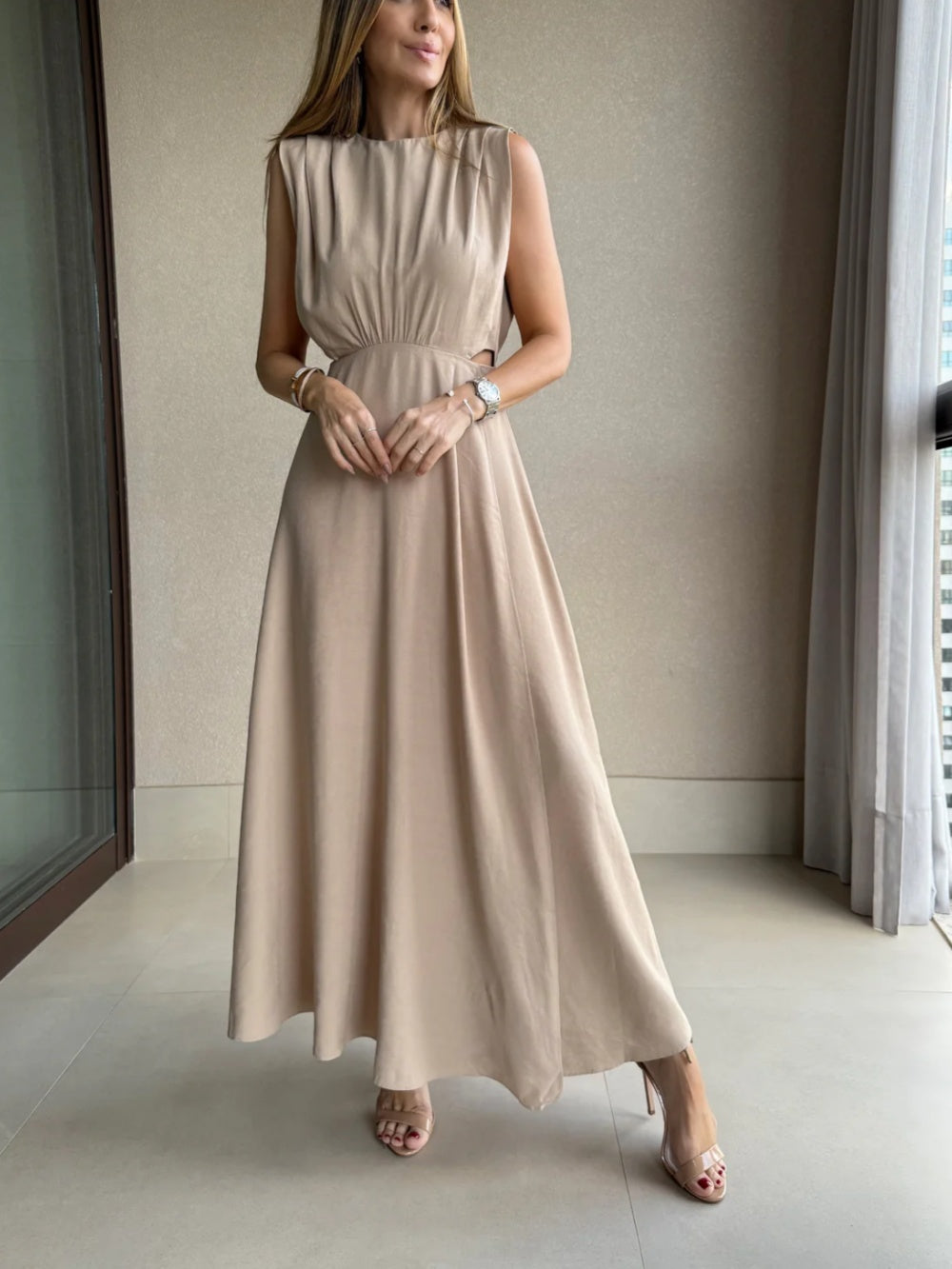 Beige sleeveless dress with hollow waist