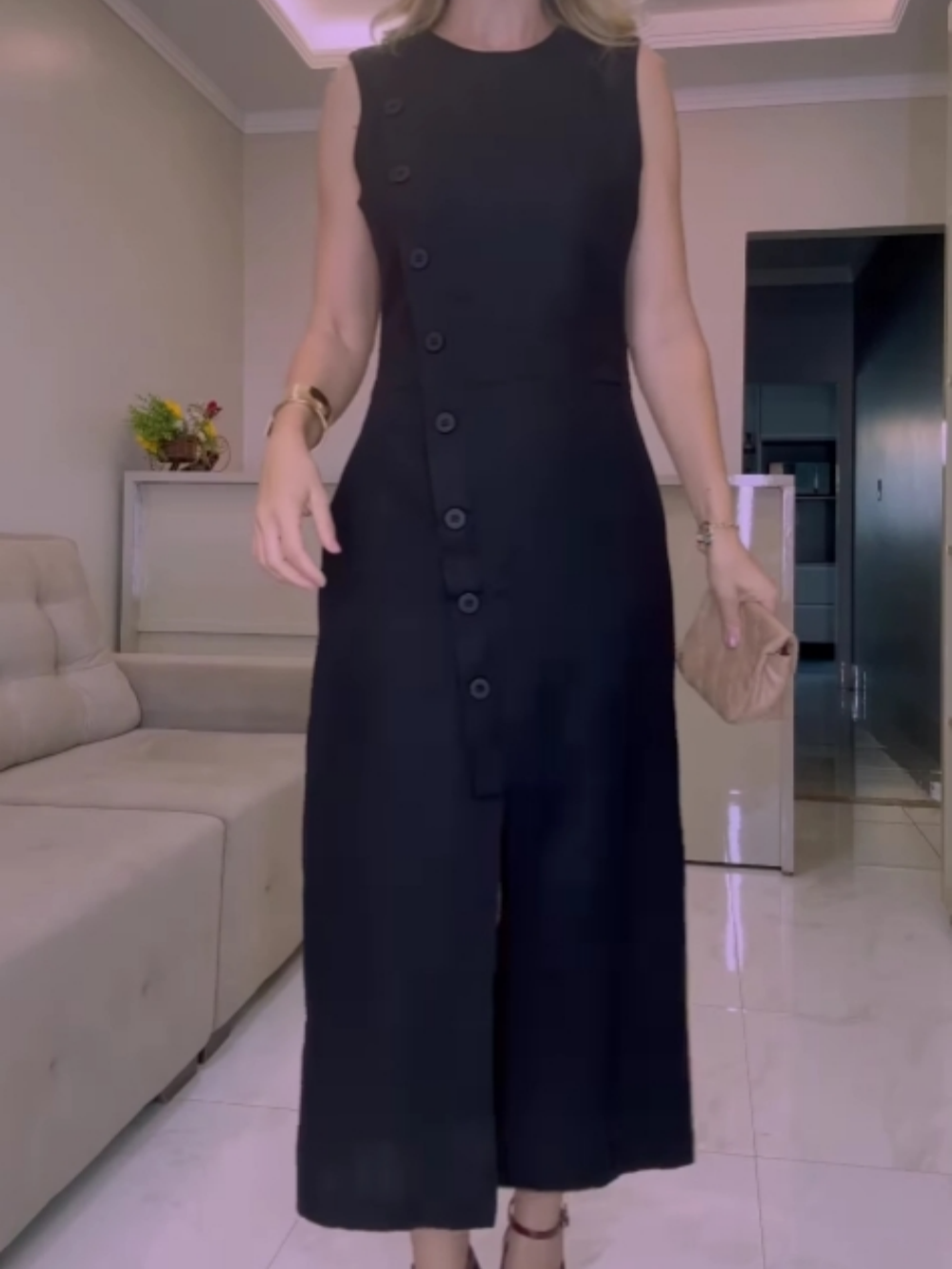 Irregular design dress with oblique buttons