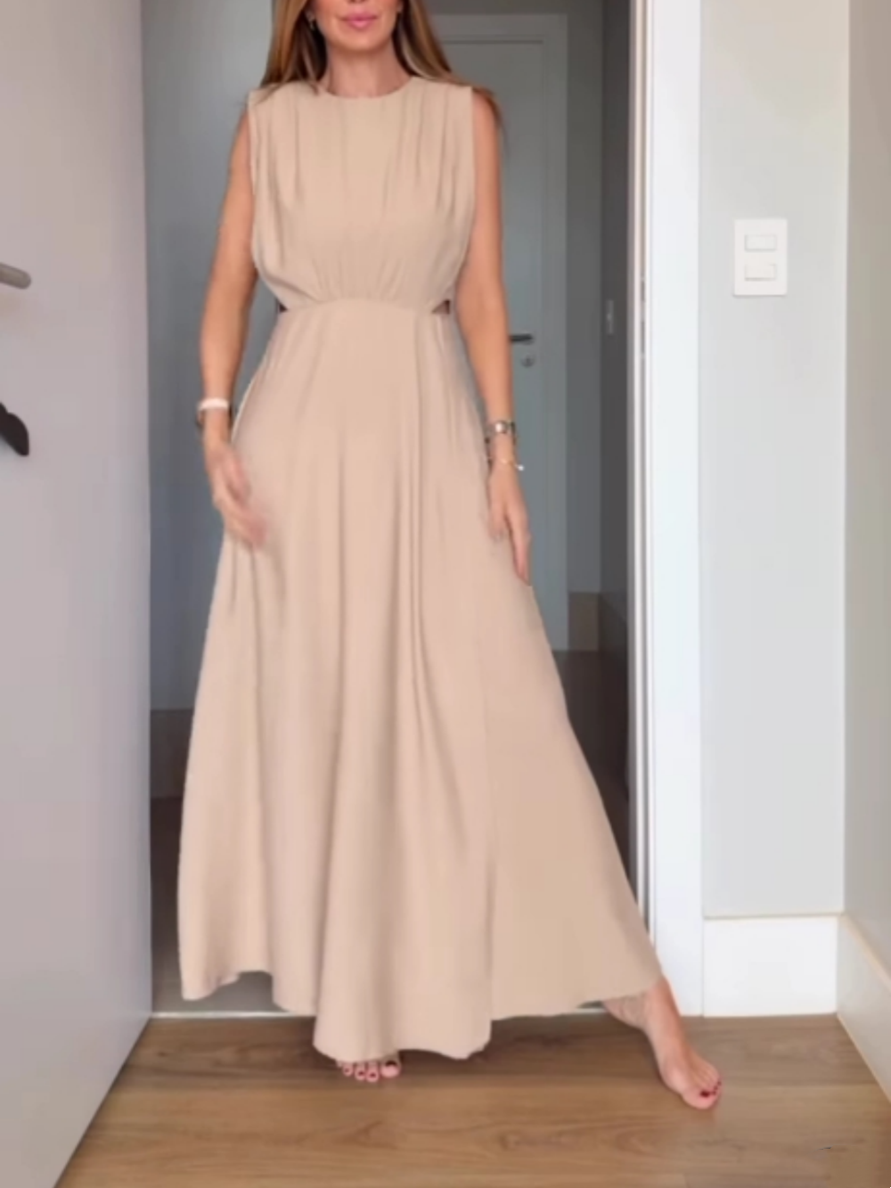 Beige sleeveless dress with hollow waist